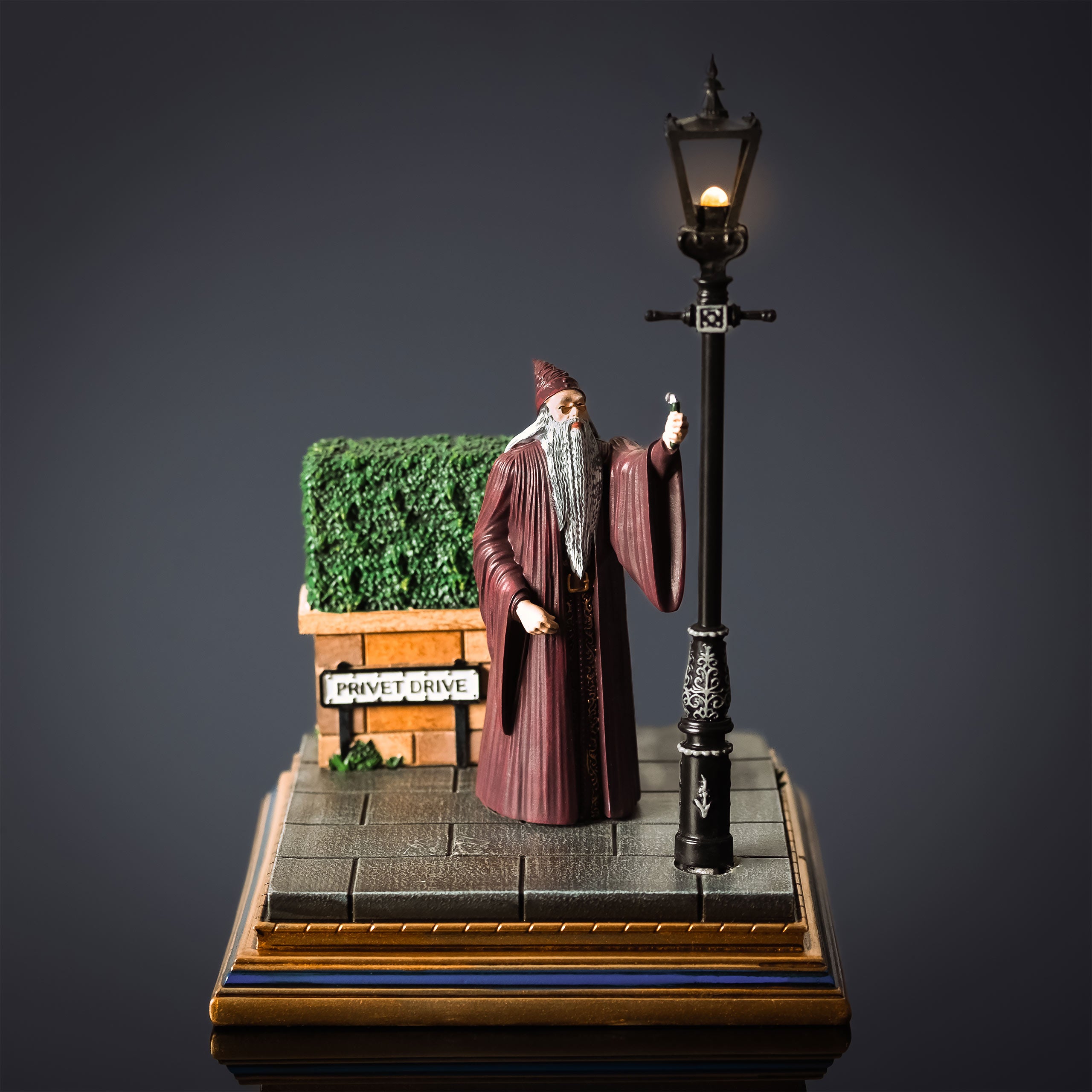 Harry Potter - Dumbledore Privet Drive Diorama Figure with Light