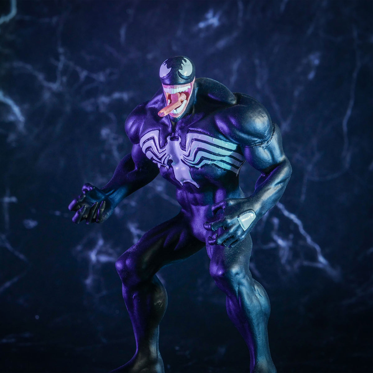 Product image Venom - Heavyweights Metal Figure in Collector's Tin