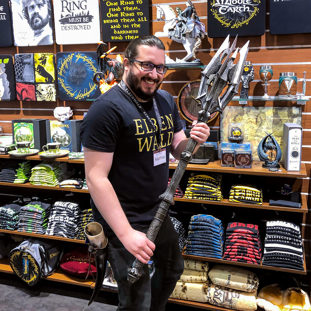 Product image The Lord of the Rings – Sauron’s Mace Replica with War Banner (Red Eye Edition)