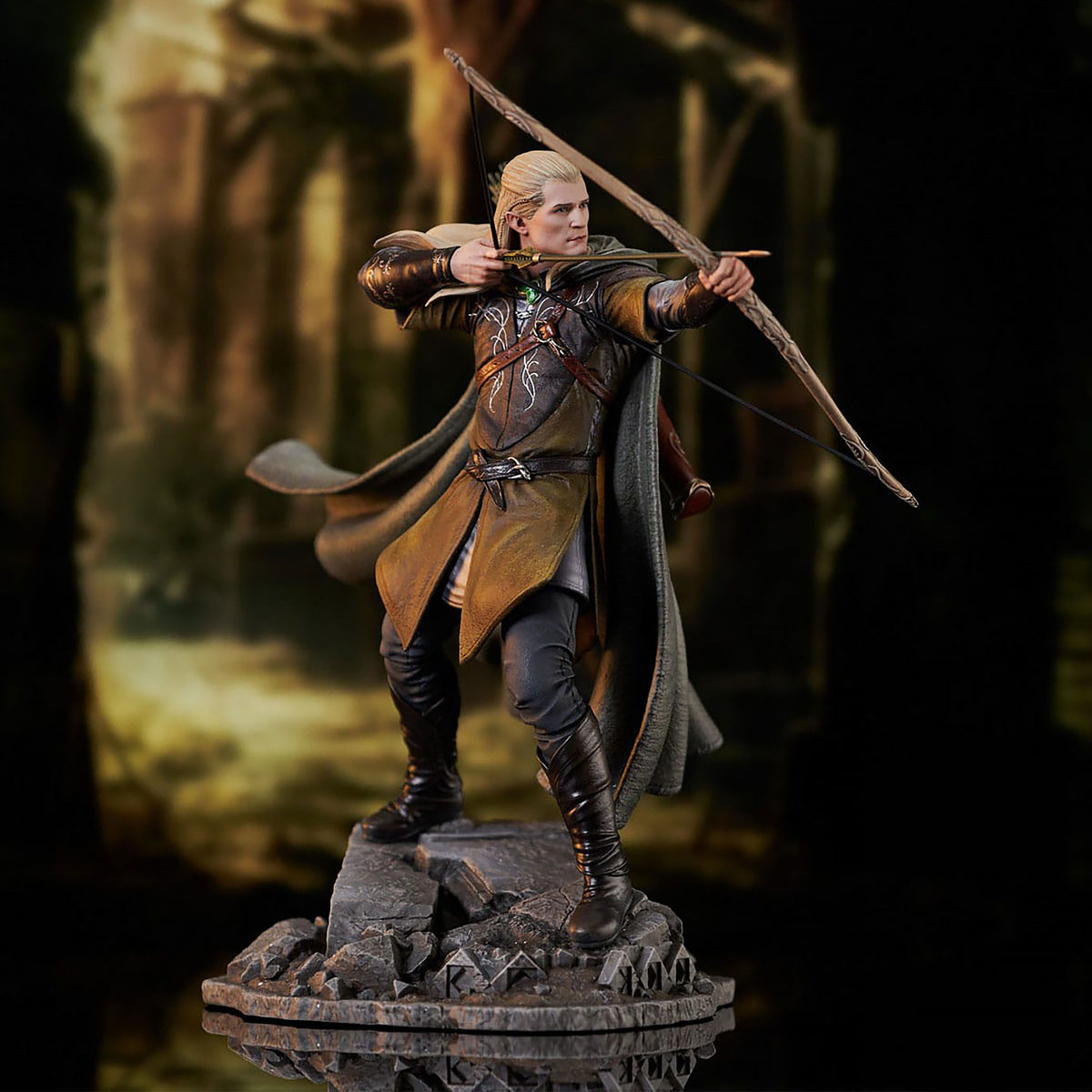 Product image The Lord of the Rings - Legolas Deluxe Gallery Statue
