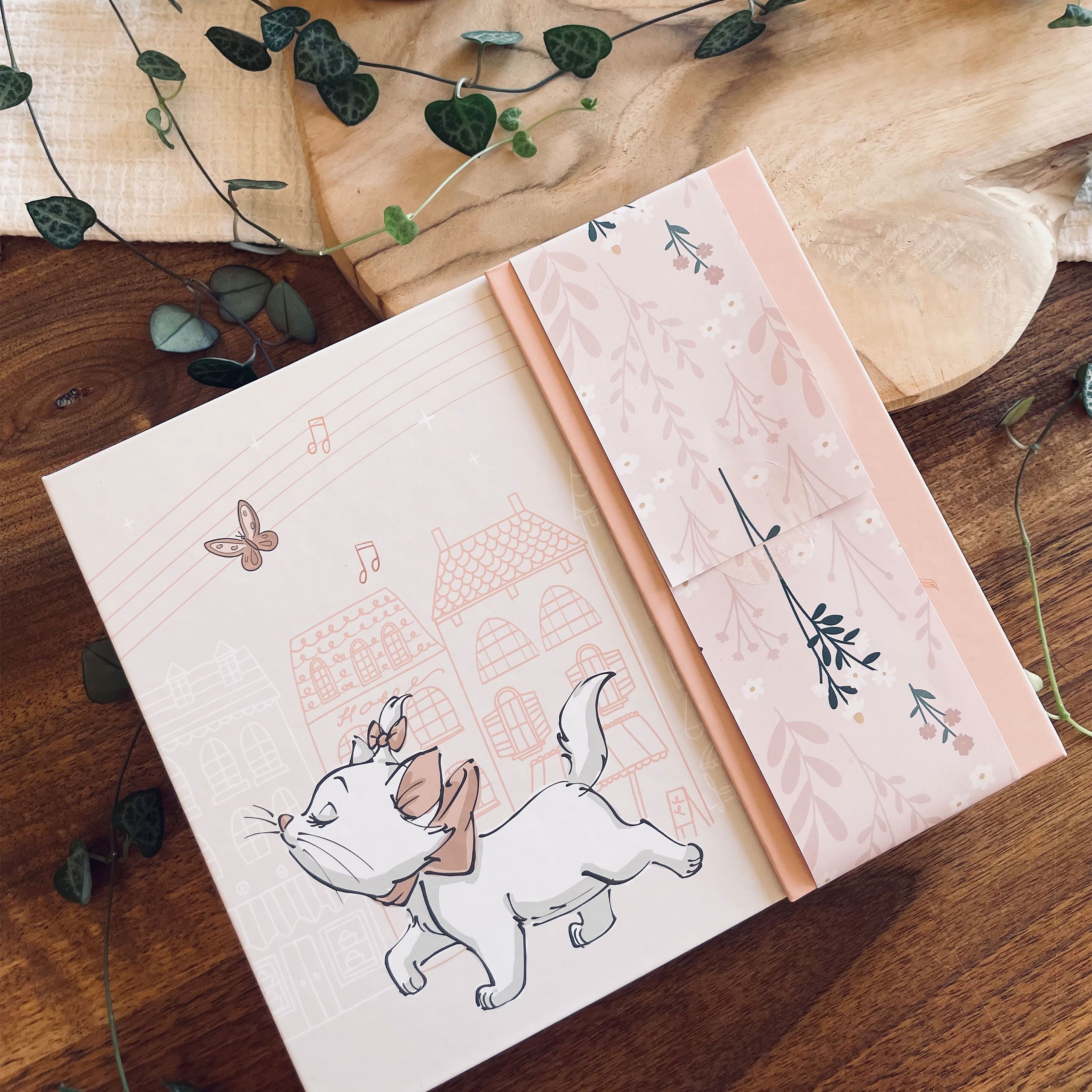 Product image The Aristocats - Marie Parisian Dream Weekly Planner Book