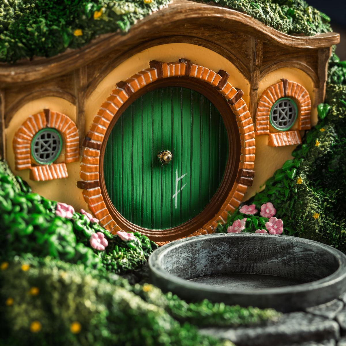 Product image The Lord of the Rings - Hobbit Hole Shire Diorama Tealight Holder