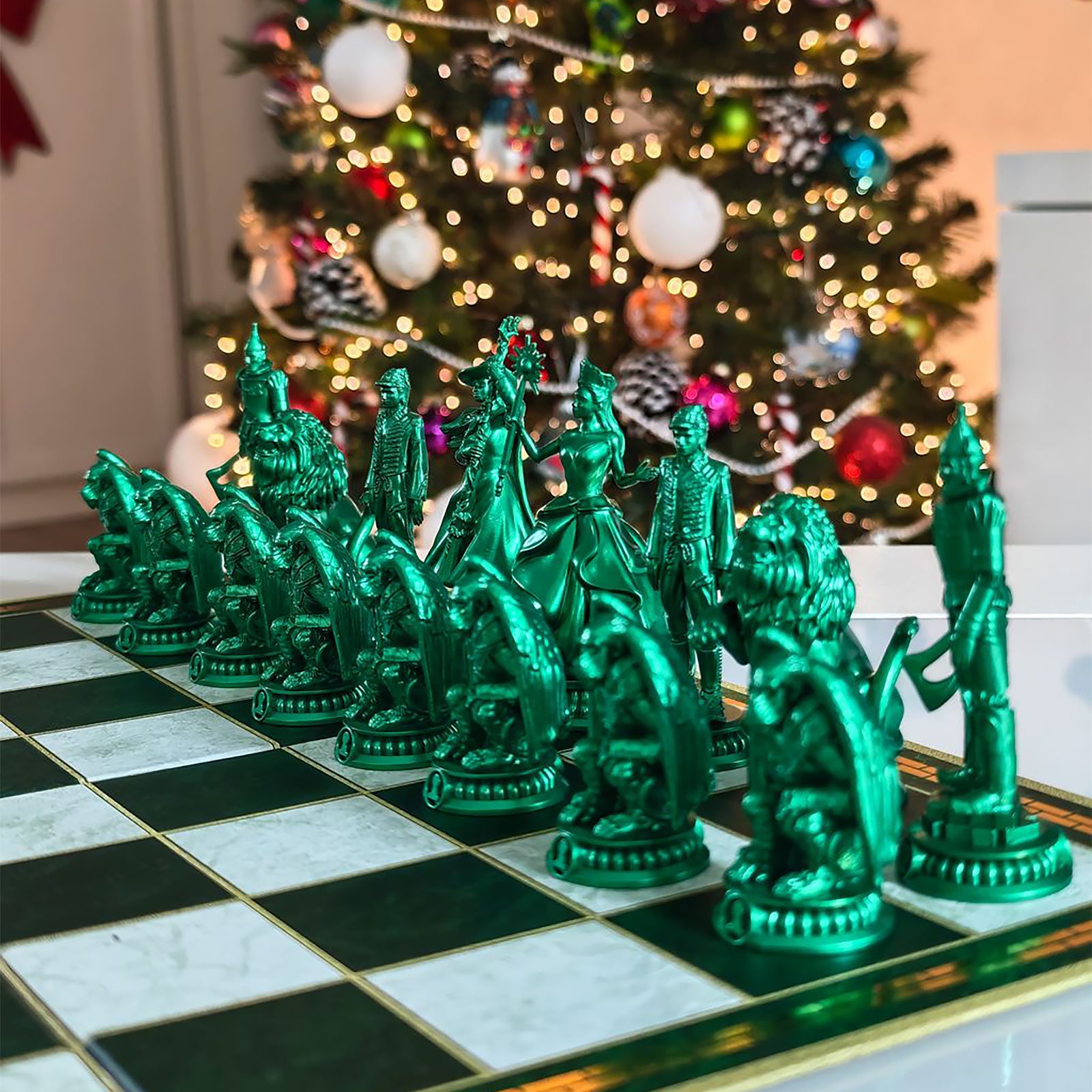 Product image Wicked - Shiz vs. Emerald City Chess Set
